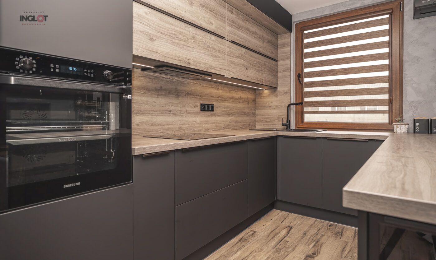 Górne fronty kuchenne z realistyczną fakturą drewna 3D - jako wyzwanie dla fotografii wnętrz.