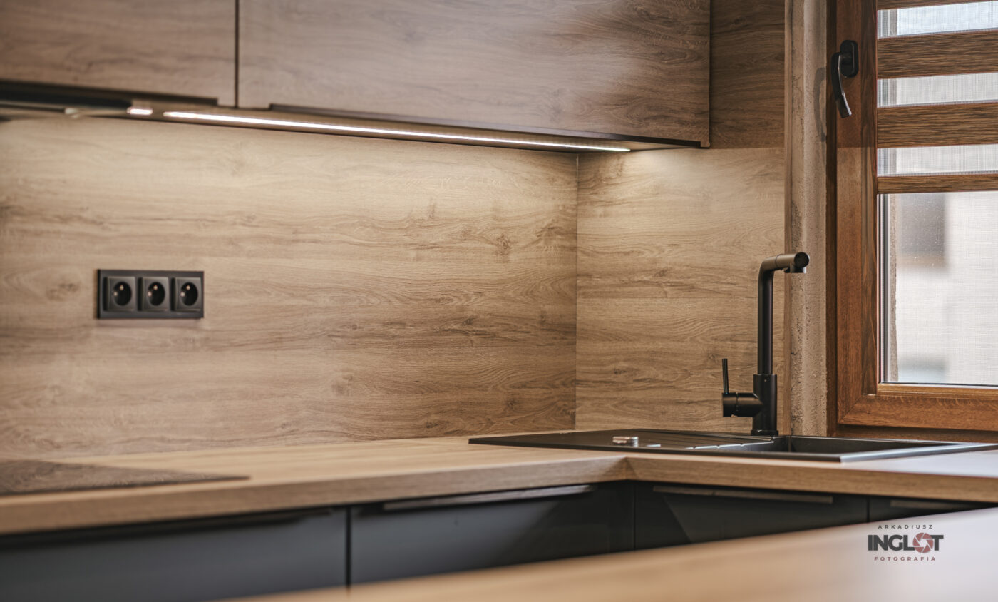 Oświetlenie podszafkowe w nowoczesnej kuchni – stylowe i funkcjonalne rozwiązanie.