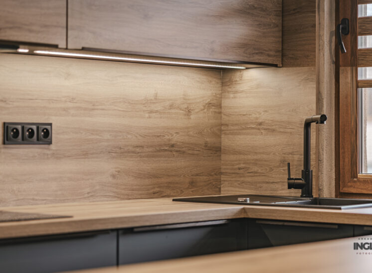 Oświetlenie podszafkowe w nowoczesnej kuchni – stylowe i funkcjonalne rozwiązanie.