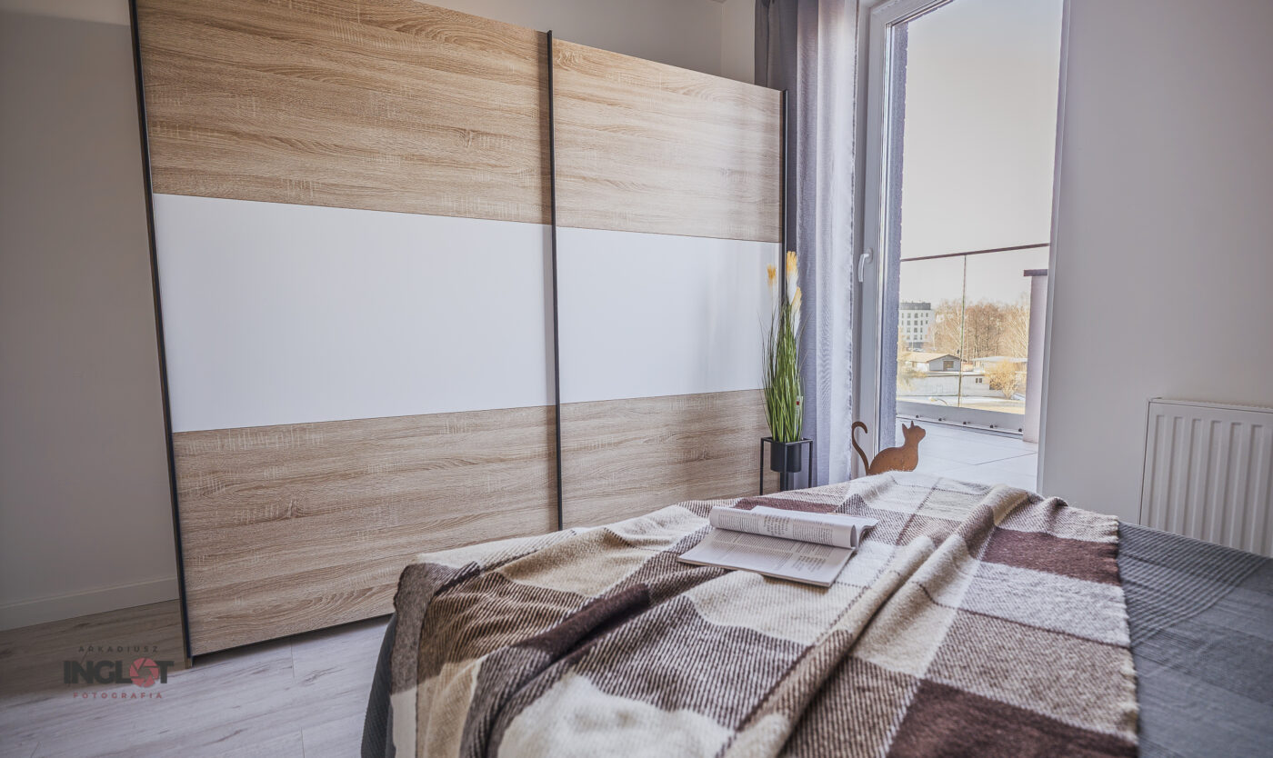 Nowoczesna sypialnia z przestronną szafą.