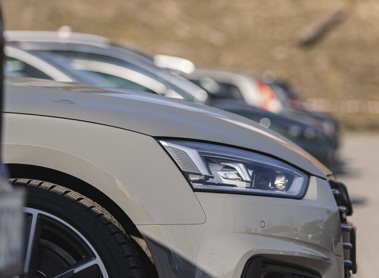 Boczny widok z ujęciem frontu, maski i przedniego nadkola, podkreślający dynamiczne linie, elegancję i sportowy design.