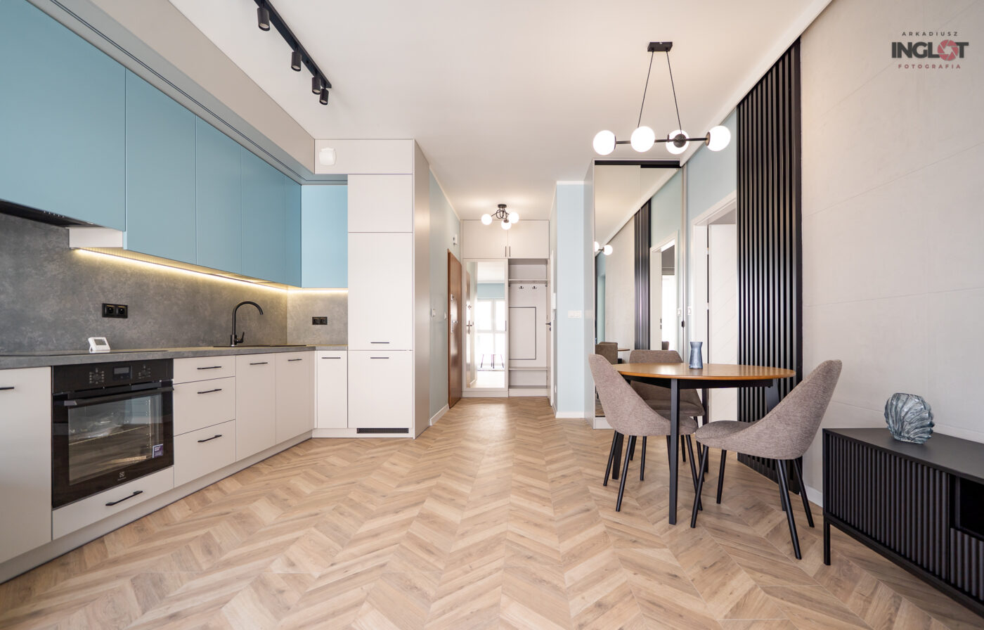 Fotografia wnętrz – jasne mieszkanie z błękitnymi akcentami