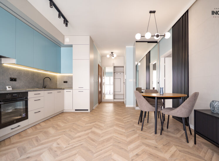 Fotografia wnętrz – jasne mieszkanie z błękitnymi akcentami