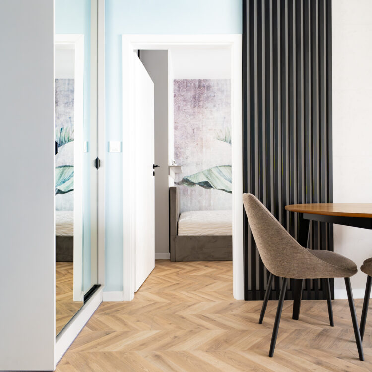 Fotografia wnętrz – przejście z salonu do sypialni w nowoczesnym mieszkaniu