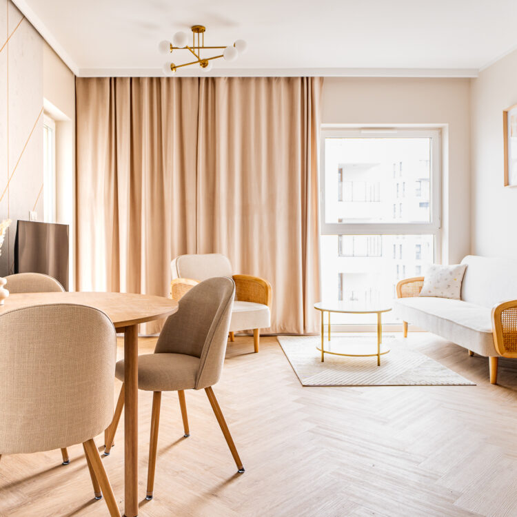 Jasne, nowoczesne wnętrze apartamentu w stylu minimalistycznym z beżowymi ścianami i drewnianymi dodatkami.