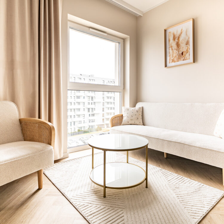 Kącik wypoczynkowy z sofą i stolikiem w nowoczesnym salonie.