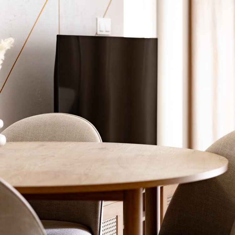 Drewniany stół w salonie z minimalistycznymi dekoracjami.