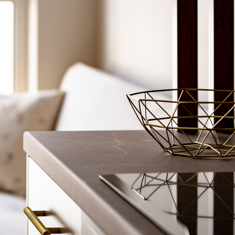 Detal wnętrza z artystycznym akcentem w minimalistycznym stylu.