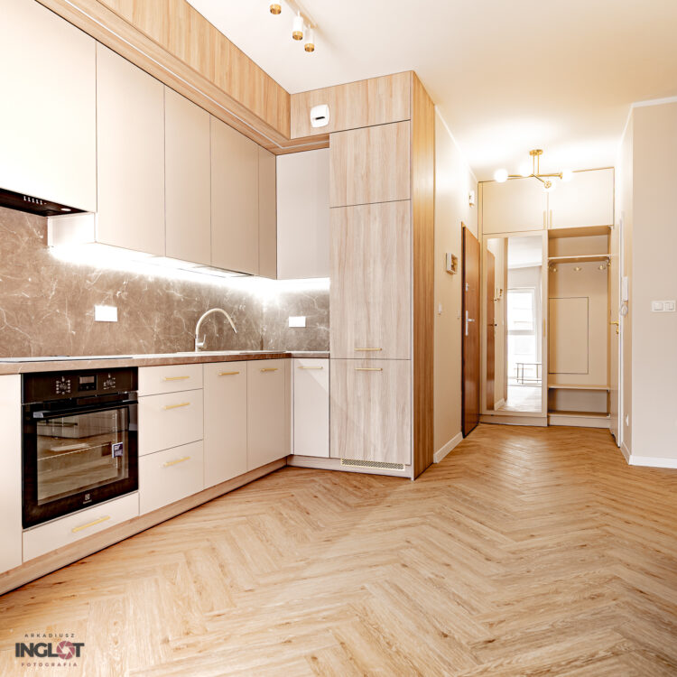 Funkcjonalna przestrzeń z widokiem na hol.