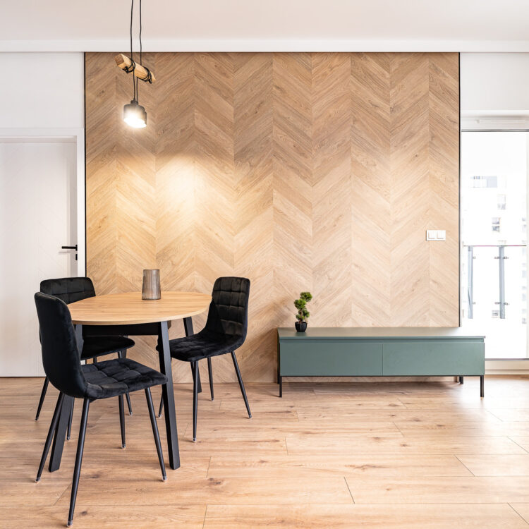 Nowoczesna ścianka RTV i stolik w eleganckim salonie – fotografia wnętrz.