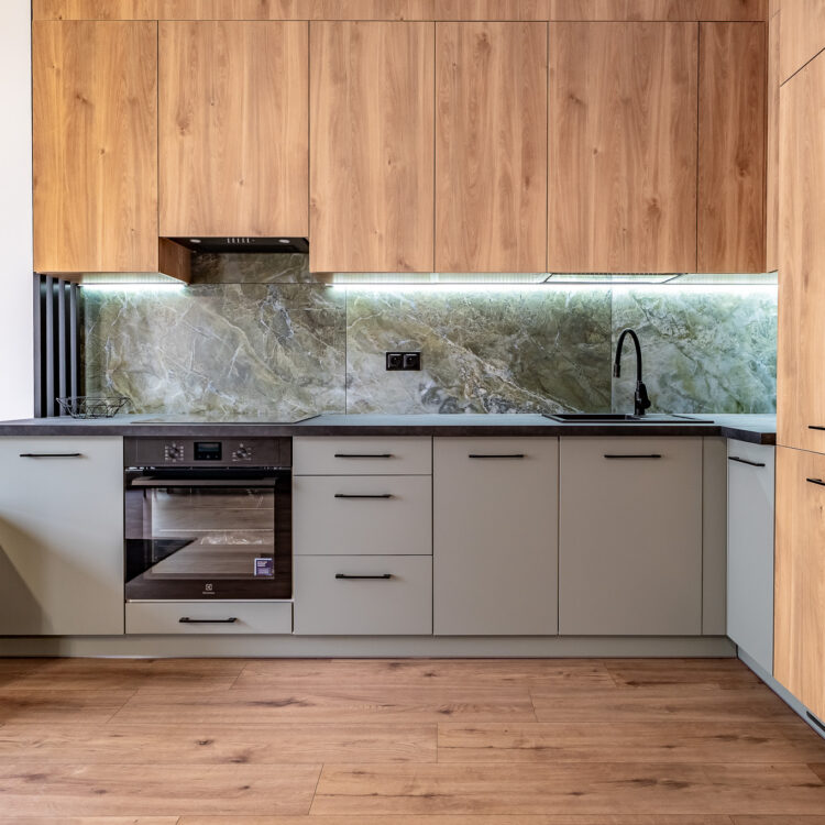 Aneks kuchenny z drewnianymi blatami i szarymi dolnymi szafkami w nowoczesnym stylu.