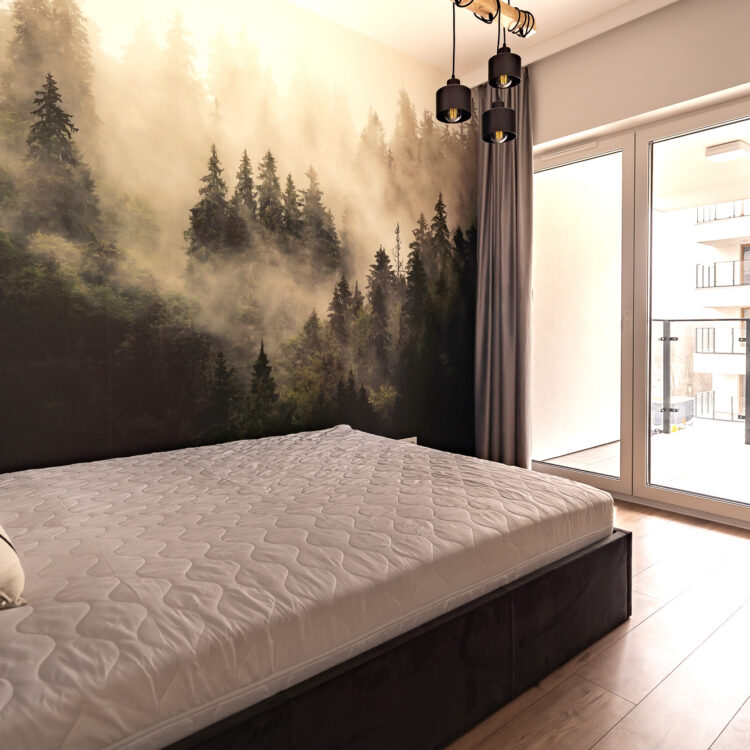 Nowoczesna sypialnia z wyjściem na balkon, w ciepłych odcieniach drewna.