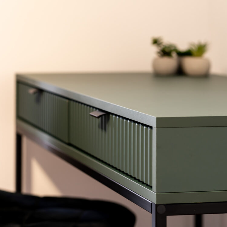 Podkreśliłem detale drewnianego biurka, ukazując jego naturalny charakter - ot taka fotografia wnętrz i nieruchomości.