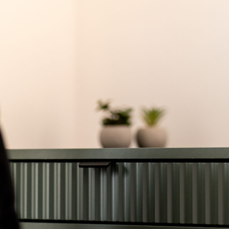 Fotografia wnętrz i nieruchomości to nie tylko sztywne i książkowe kadry. To również kreatywne pokazanie detali.