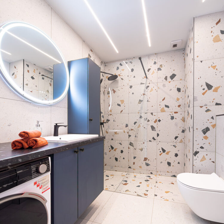 owoczesna łazienka z prysznicem i szafkami w biało-niebieskich barwach.