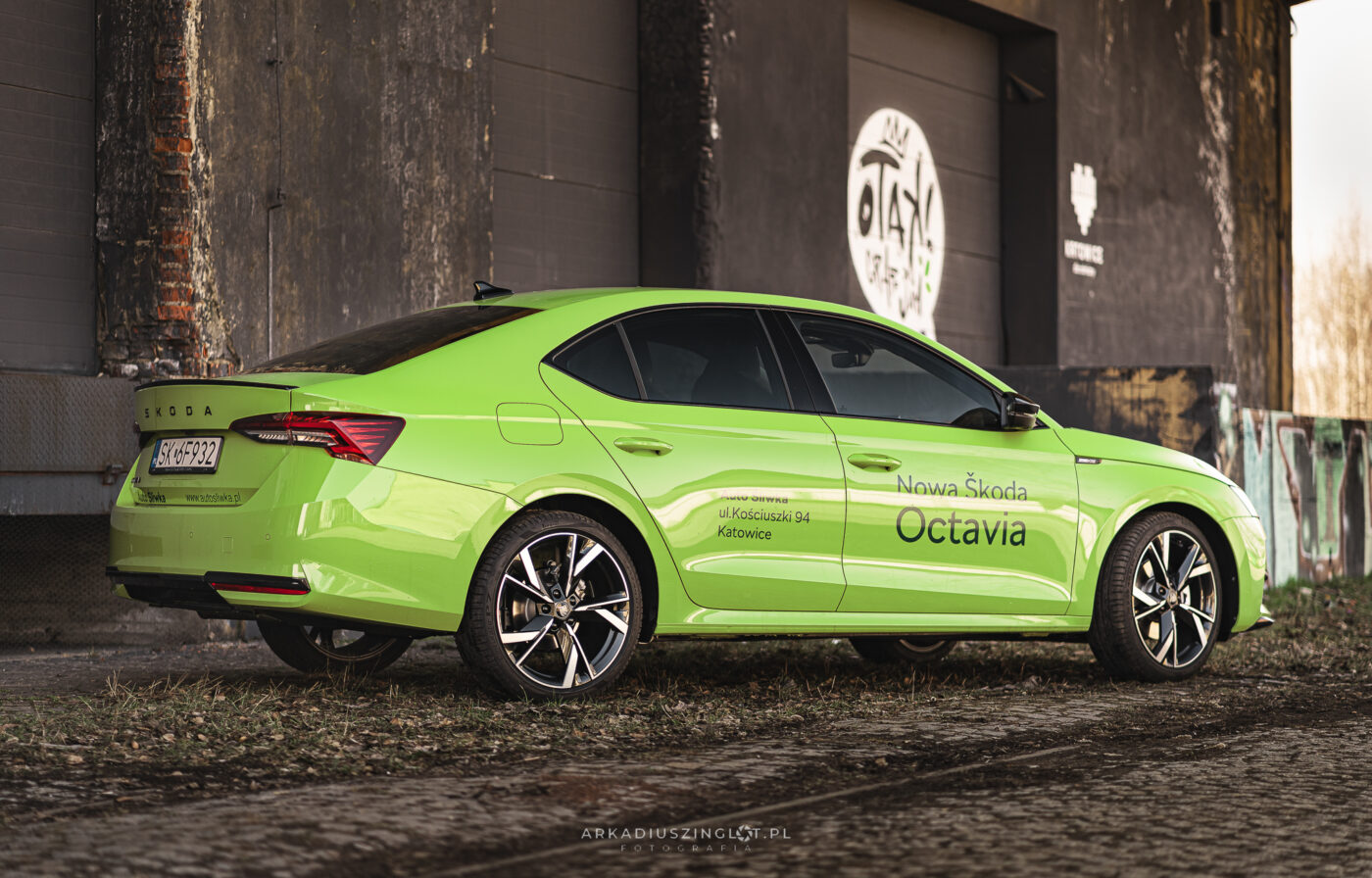 Skoda Octavia Mamba przy murze z graffiti – sesja motoryzacyjna Katowice