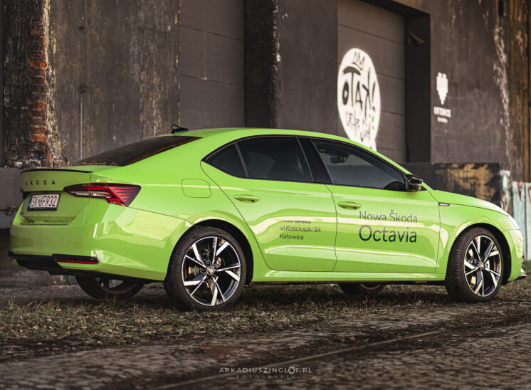 Skoda Octavia Mamba przy murze z graffiti – sesja motoryzacyjna Katowice