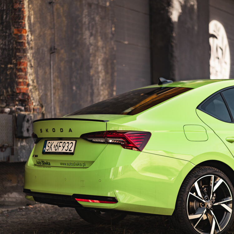 Tył Skoda Octavia Mamba o zachodzie słońca – sesja motoryzacyjna Załęże