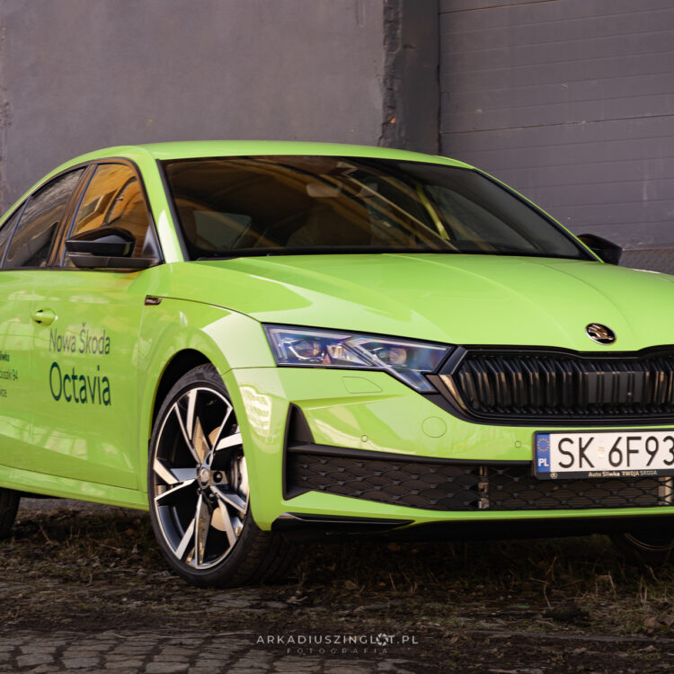 Skoda Octavia Mamba na tle opuszczonego dworca Katowice Załęże