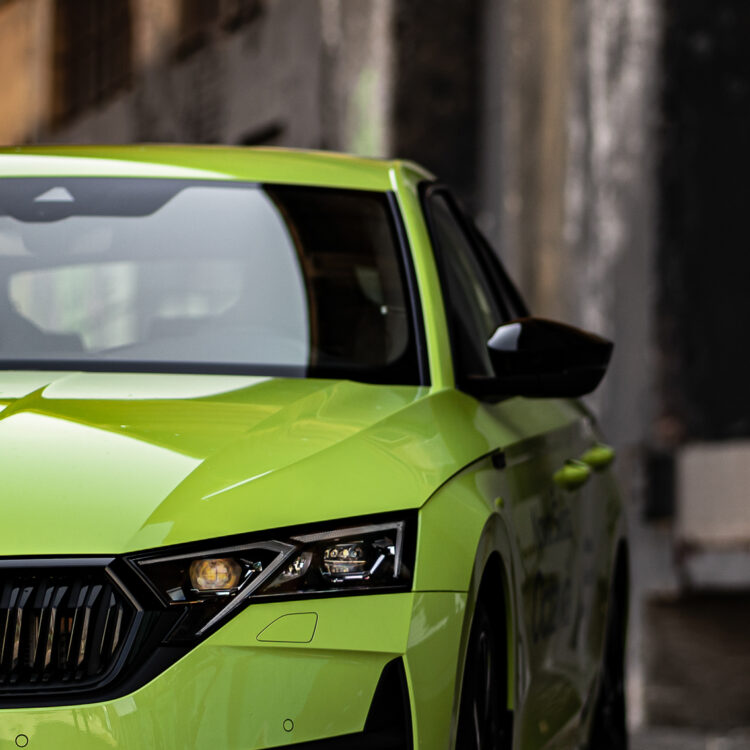 Skoda Octavia Mamba na tle bocznicy kolejowej – sesja w Załężu