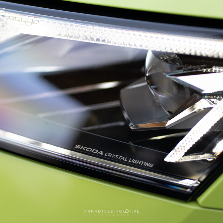 Przedni reflektor Skoda Octavia Mamba – detal na sesji w Katowicach