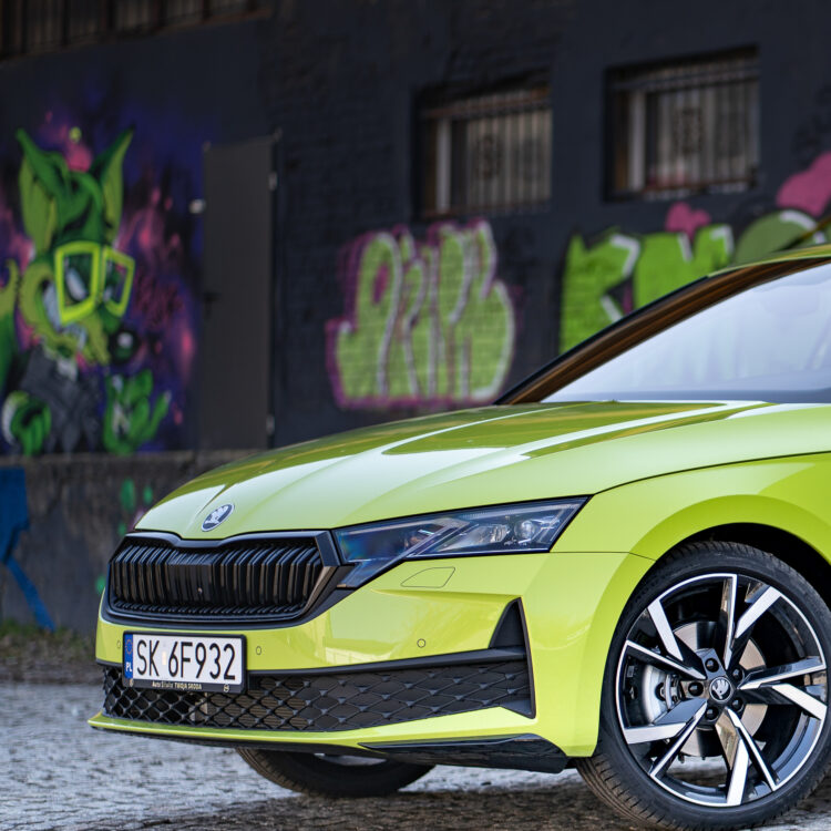 Skoda Octavia Mamba przy murze z graffiti – sesja motoryzacyjna Katowice