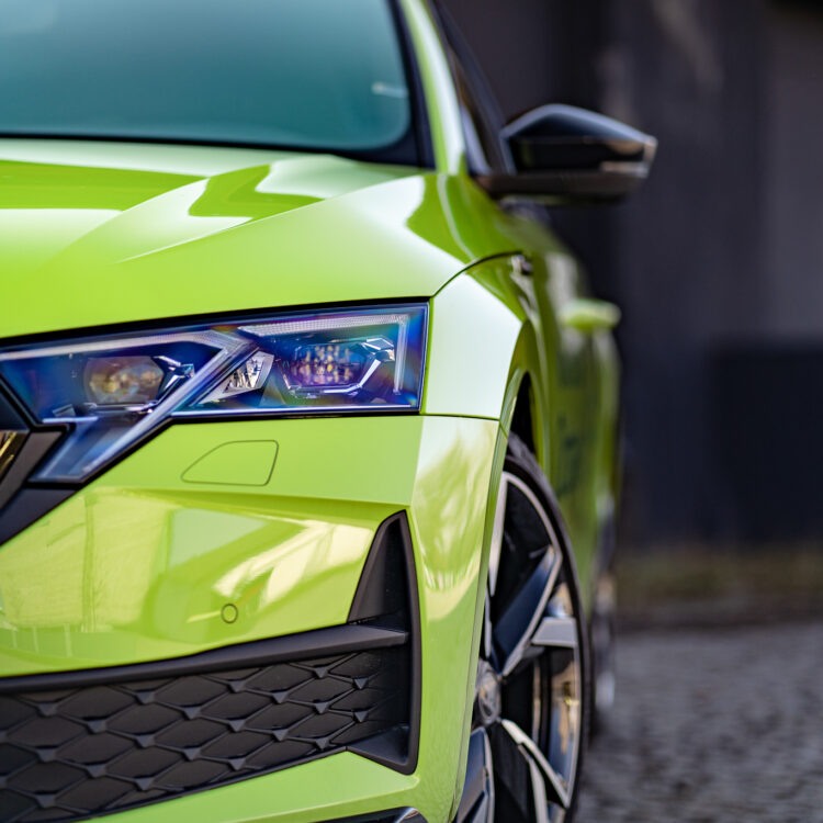 Przedni reflektor Skoda Octavia Mamba – detal na sesji w Katowicach