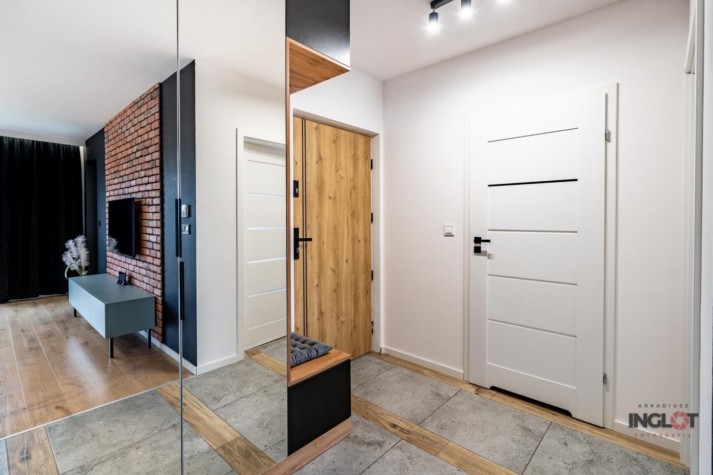 Nowoczesne wejście do mieszkania – profesjonalna fotografia wnętrz.