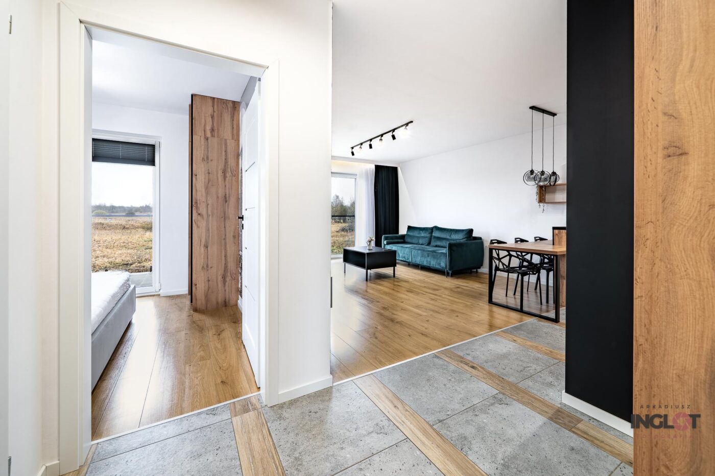 Wejście z widokiem na salon i sypialnię – zdjęcie mieszkania.