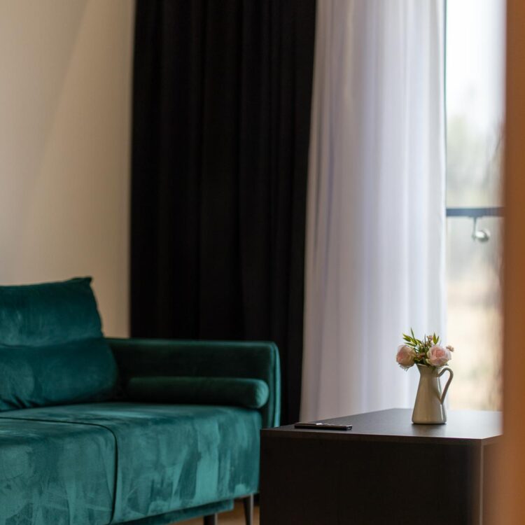 Lustro odbijające sofę w salonie – kreatywna fotografia wnętrz.