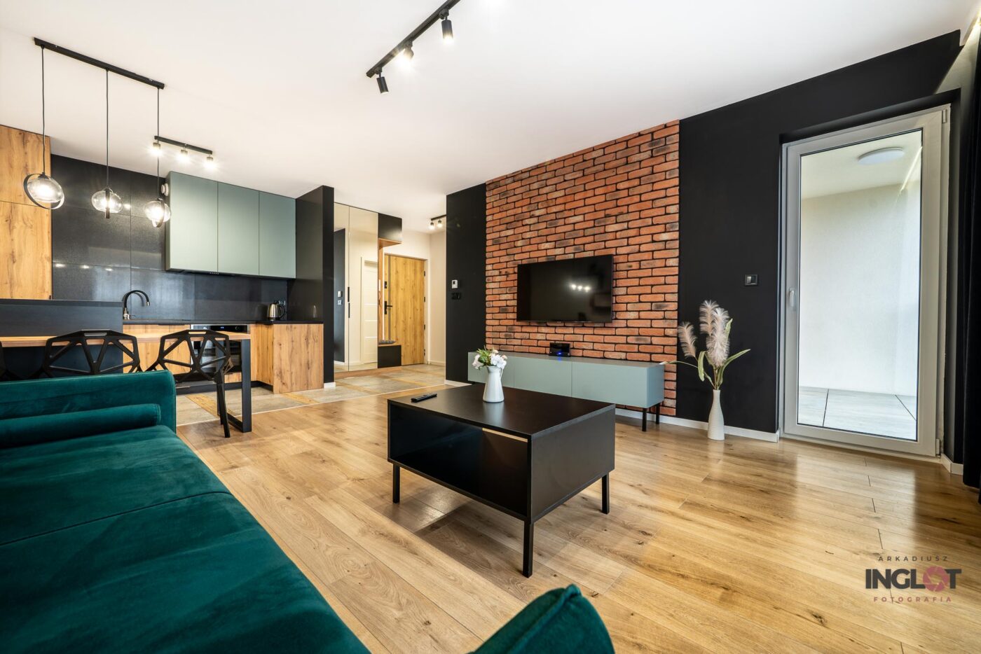 Otwarty salon z kuchnią i wejściem – nowoczesna aranżacja.