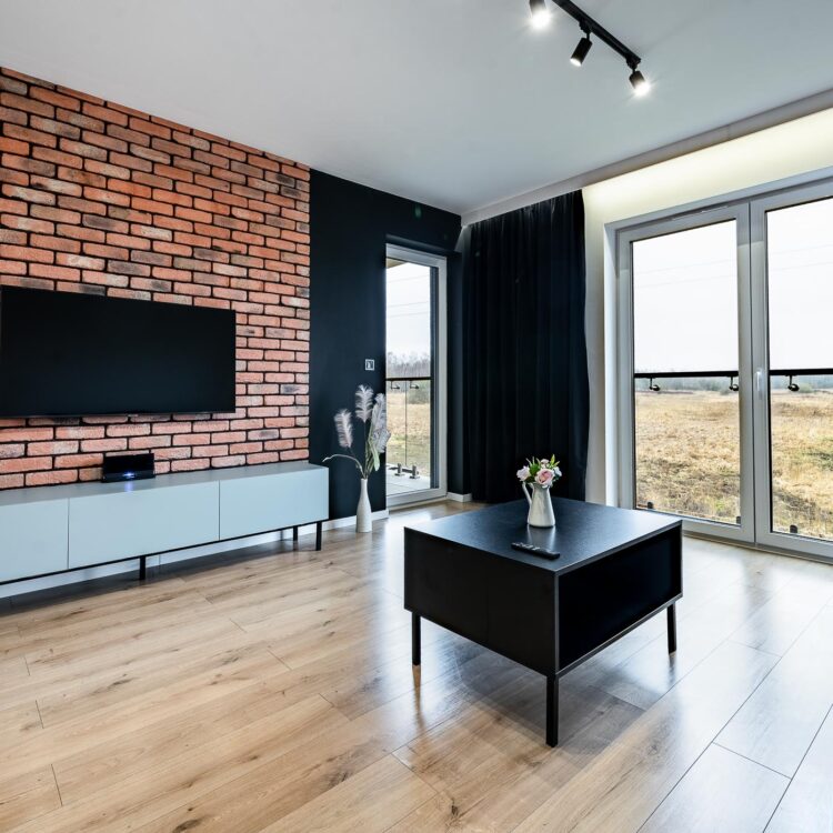 Otwarty salon z widokiem na łąke