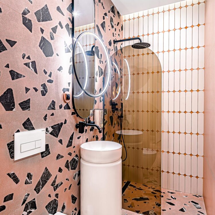 Widok łazienki pod kątem – eleganckie wykończenie w różu.