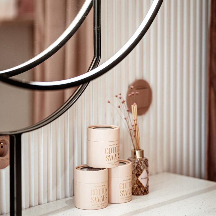 Zbliżenie na eksponowane kosmetyki w salonie.