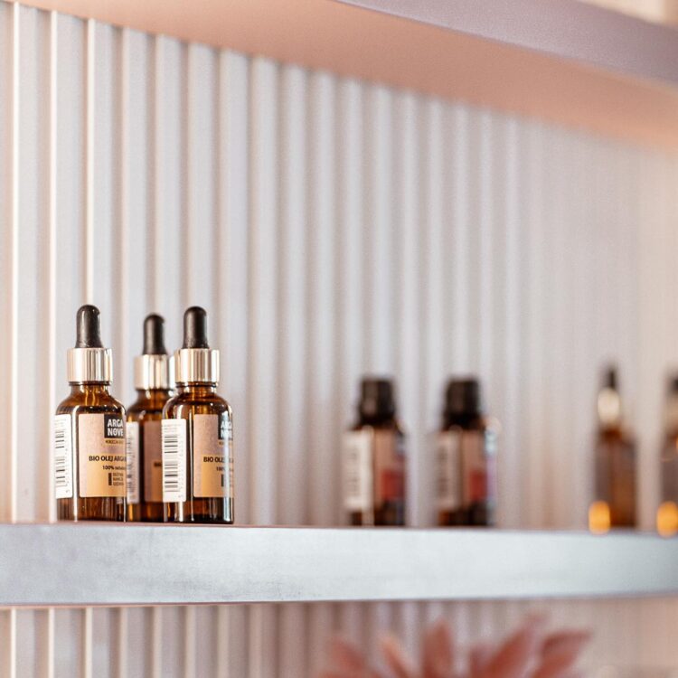 Produkty kosmetyczne w pastelowej aranżacji – zbliżenie.