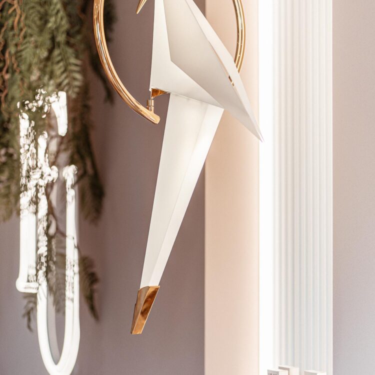 Designerska lampa w pastelowym wnętrzu – inne ujęcie.