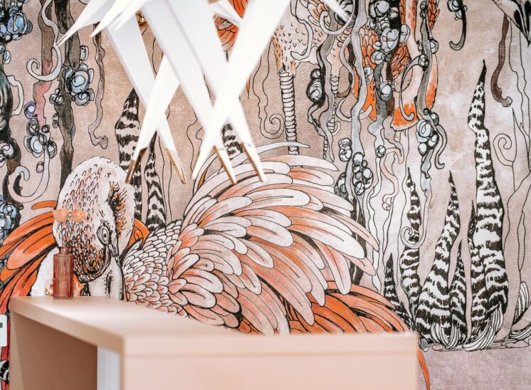 Dekoracyjne lampy nad ladą recepcyjną – element spójnego designu.