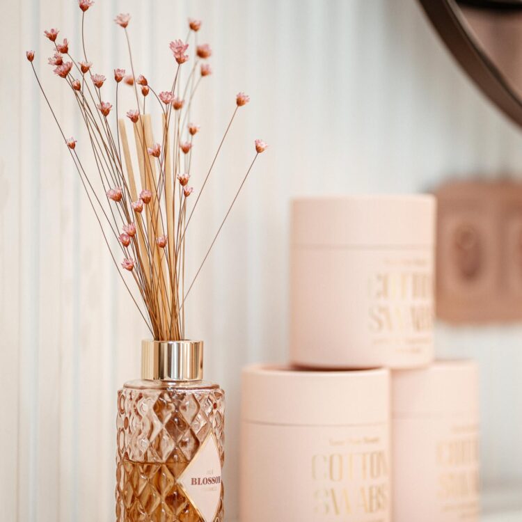 Zbliżenie na detale aranżacji salonu kosmetycznego.