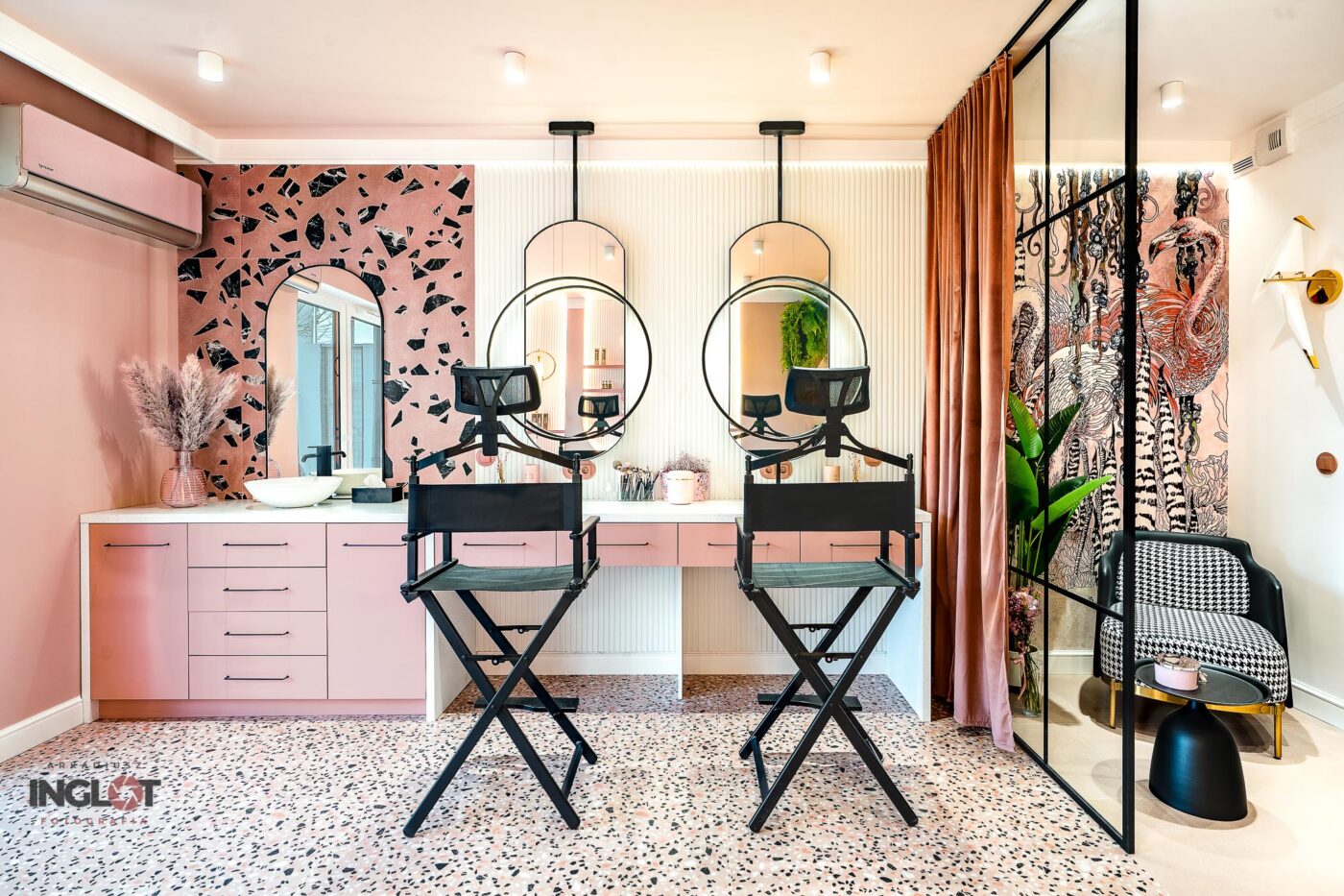 Widok na dwa stanowiska zabiegowe w salonie kosmetycznym.