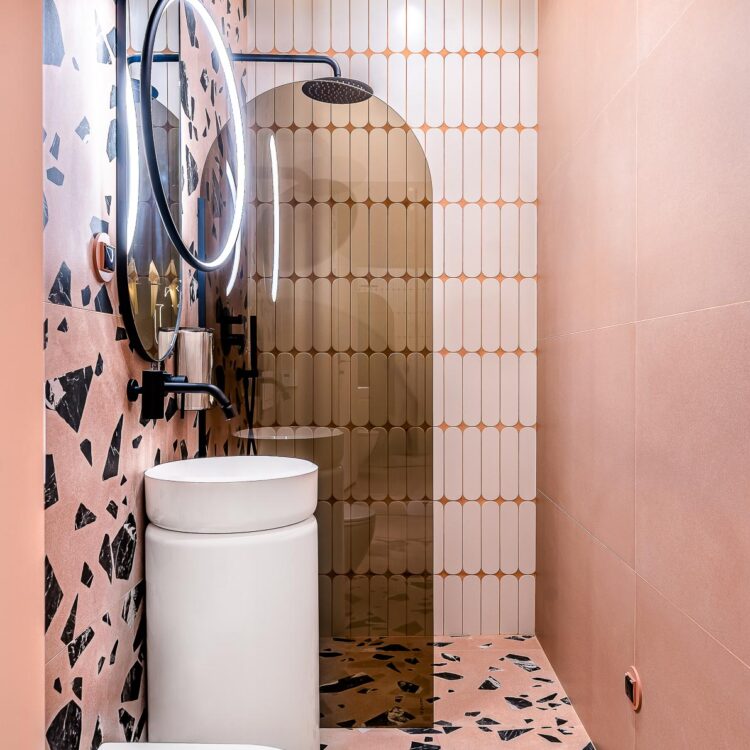 Nowoczesna łazienka w odcieniach pudrowego różu – fotografia wnętrz.