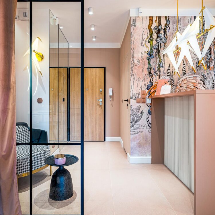 Widok wzdłuż salonu kosmetycznego – pudrowy róż i flamingi.