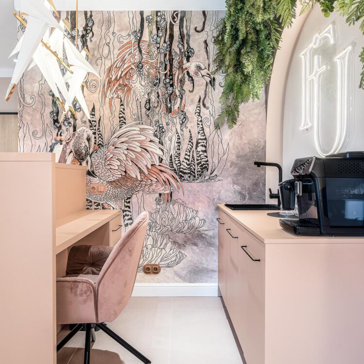 Recepcja salonu beauty – róż i nowoczesny minimalizm.