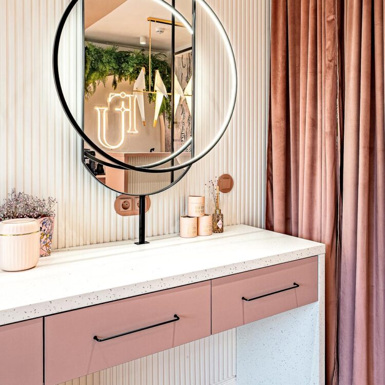 Zbliżenie na jedno ze stanowisk zabiegowych w salonie kosmetycznym.