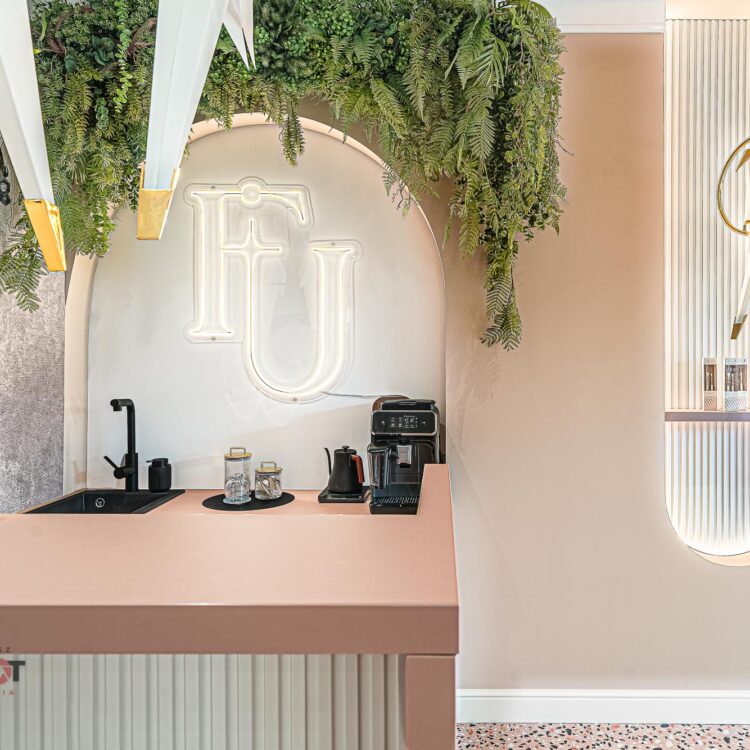 Recepcja z widocznym logo salonu kosmetycznego.