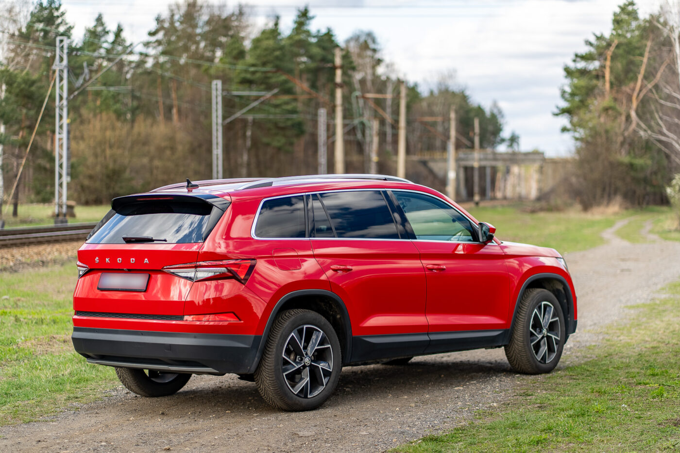 Skoda Kodiaq 2022 w plenerze – bok i tył