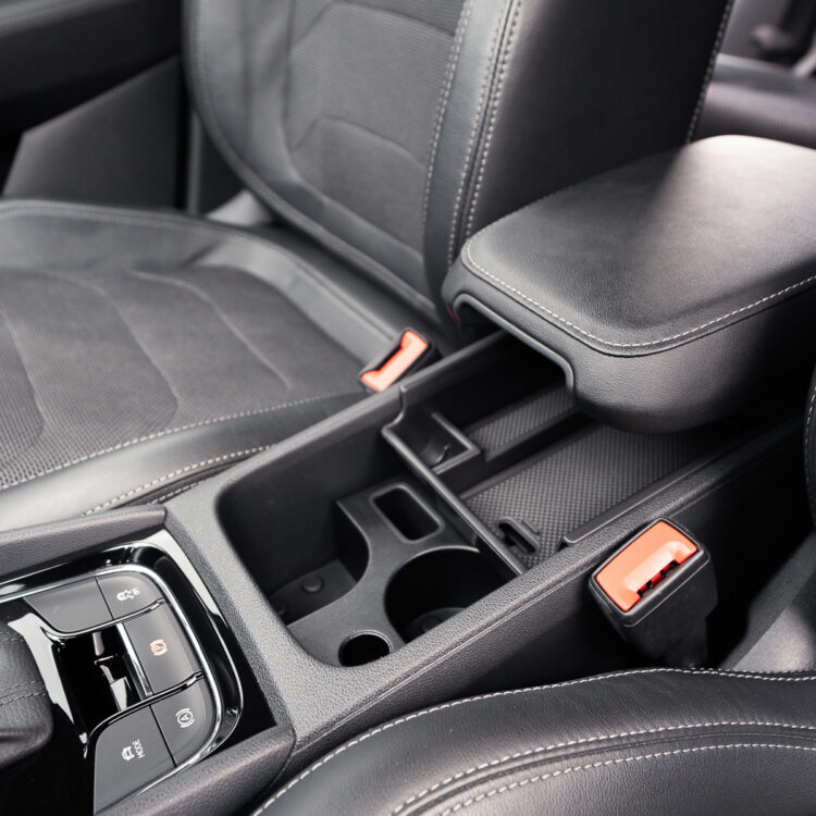 Konsola środkowa z podłokietnikiem – widok wnętrza