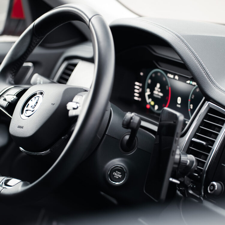 Przycisk Start/Stop w konsoli Skody Kodiaq