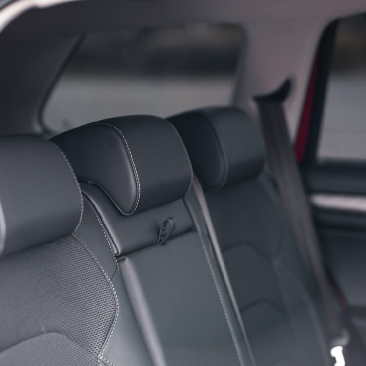 Tylne siedzenia – zbliżenie na tapicerkę i przestrzeń