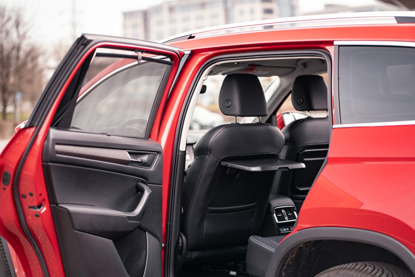 Stolik w oparciu tylnego fotela Skoda Kodiaq