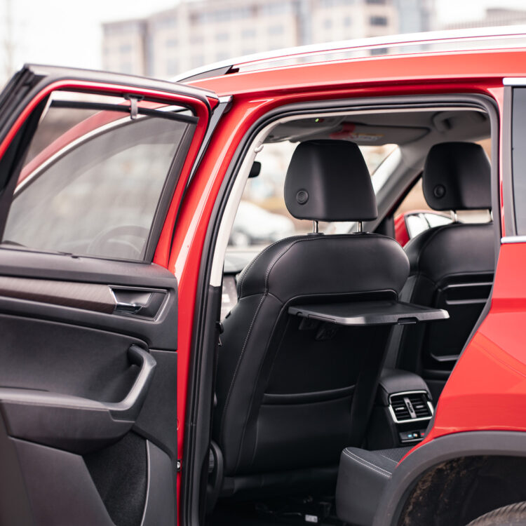 Stolik w oparciu tylnego fotela Skoda Kodiaq